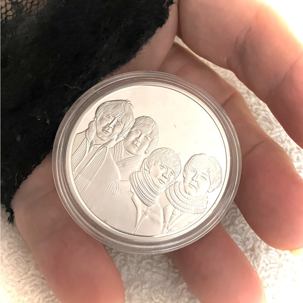 The Beatles Silver Abbey Road Commemorative Coin - Picture 4 of 9
